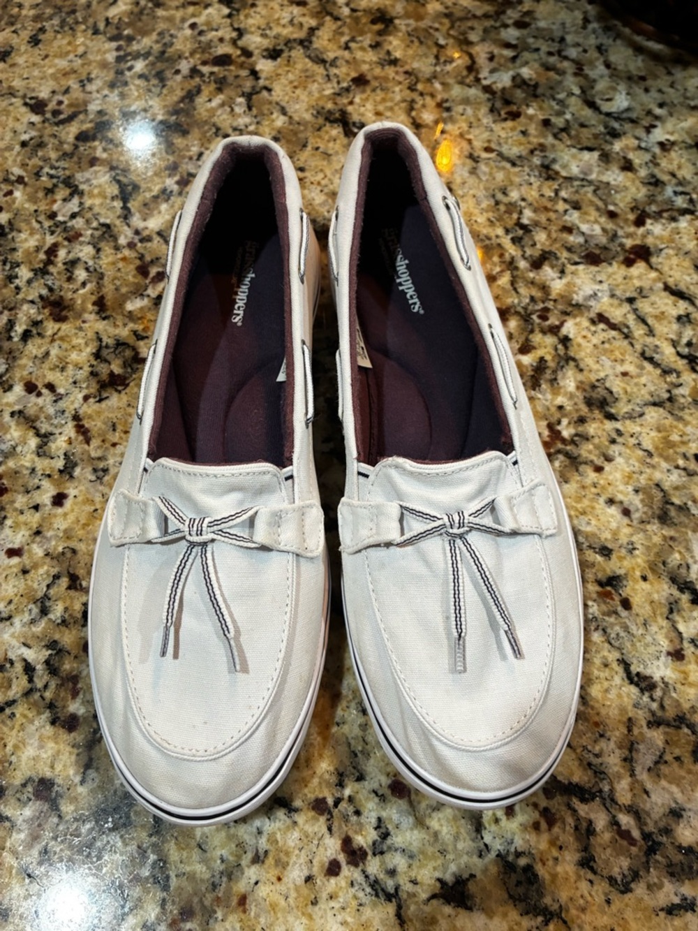 Women’s Grasshoppers Brand Size 8.5 White Bow-Accent Slip-On Loafers